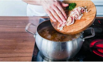 Along with the vegetable frying, 5 minutes before the end of cooking the pea soup, add garlic, herbs and bacon. At the end add boiled meat and mustard. Salt and pepper to taste.