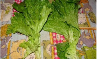 Se spală roșia și se taie în felii mici. Se spală bine frunzele de salată verde și se usucă.