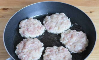 Torka och värm stekpannan på hög värme. Häll sedan i tillräckligt med vegetabilisk olja, den ska täcka hela botten. Forma små platta biffar och lägg dem på en uppvärmd yta.