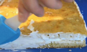 Cubra los lados y la parte superior del pastel con crema espesa.