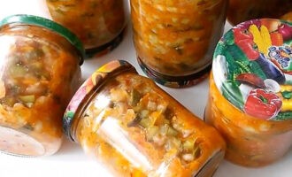 Placez la soupe de cornichons à l'orge et aux concombres frais préparée dans des bocaux sur des couvercles, couvrez d'un manteau de fourrure pendant une journée pour une stérilisation supplémentaire et, après refroidissement complet, conservez-la dans un endroit sombre et frais. Bon courage et délicieuses préparations !