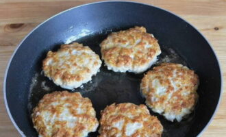 Fry the cutlets on one side for a few minutes, then turn them over with a spatula, pour in a little boiling water, cover the pan with a lid and bring the cutlets to readiness.