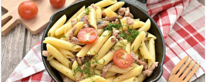 Marinepasta met gehakt in een koekenpan