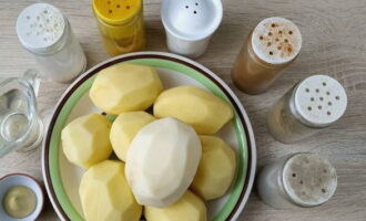 Las patatas al horno al estilo campestre son muy fáciles de preparar. Reuniendo los ingredientes para el plato de patatas.