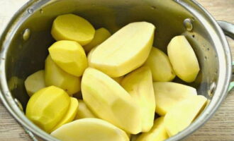 El puré de patatas se prepara de forma rápida y muy sencilla. Pele la cantidad especificada de patatas. Lavar las verduras y colocarlas en una cacerola grande. Las frutas demasiado grandes se pueden cortar en mitades, esto acelerará el proceso culinario.