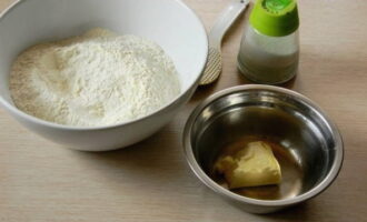 Manti se puede preparar fácilmente en casa. Después de revisar la receta, recogemos los ingredientes para la masa. Pesamos 400 gramos de harina, la tamizamos en un bol grande y le añadimos sal.