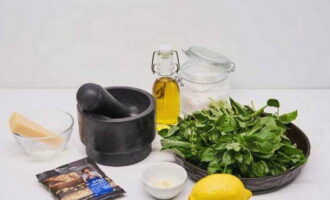 Il pesto classico può essere preparato facilmente in casa. Prepariamo i prodotti.