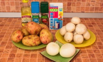 Sjampinjongsuppe er veldig enkel å tilberede. Samler ingredienser til soppsuppe.