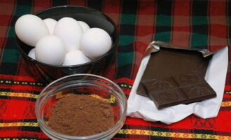 ¿Cómo hacer un delicioso pastel de chocolate en casa? Preparamos los productos. Sacamos los huevos de categoría C0-C1 del frigorífico, los enjuagamos y secamos. Cocinamos leche condensada (o usamos la comprada ya hervida). Coloca una lata de leche condensada en una cacerola y llénala con agua. Colocar al fuego y cocinar durante al menos 1-1,5 horas. Luego déjalo enfriar.