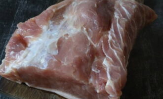 How to cook boiled pork in the oven at home? Select a suitable piece of pork, rinse it under water and dry it with paper towels.