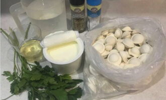 Gebakken dumplings in een koekenpan worden snel en gemakkelijk bereid. Bereid onmiddellijk, volgens de verhoudingen van het recept, een eenvoudige set ingrediënten voor het gerecht.