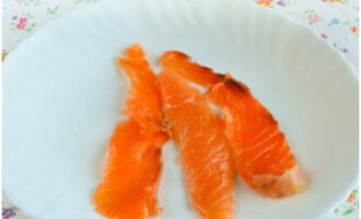 Los canapés para el buffet se preparan de forma rápida y sabrosa.Cortamos el pescado rojo salado en rodajas finas, y luego las cortamos del tamaño de rebanadas de pan.