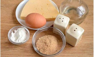 I bastoncini di formaggio sono facili da preparare a casa. Prepariamo gli ingredienti necessari secondo l'elenco.