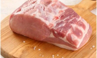 How to cook a quick and tasty pork dish? Wash the pork and dry it with a paper towel.