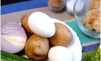 La classica insalata Nido di gallo cedrone con pollo è molto semplice da preparare. Prepariamo gli ingredienti principali per preparare l'insalata. Bollire le uova di gallina in anticipo. Friggi il filetto di pollo fino a cottura con le tue spezie preferite.