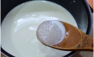 Gli éclair classici possono essere facilmente preparati a casa. Per prima cosa prepariamo una semplice crema tradizionale per gli éclair. Unire il latte con lo zucchero e portare a ebollizione.