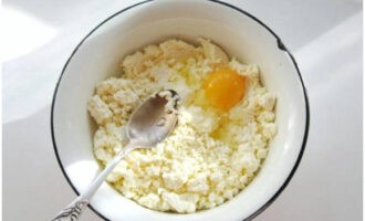 Le rigogliose frittelle di ricotta con semolino in padella sono molto facili da preparare.Metti la ricotta in una ciotola profonda e rompici dentro un uovo di gallina.