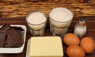 El clásico brownie de chocolate es fácil de preparar en casa. Prepararemos los productos necesarios según la lista.