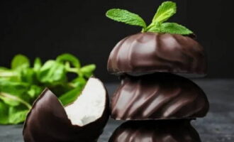 Sumerja los malvaviscos en chocolate derretido y colóquelos sobre una rejilla. Cuando se haya escurrido el exceso de chocolate y el glaseado se haya endurecido, se podrá degustar el producto. ¡Buen provecho!