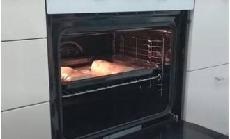 Enciende el horno a 180°C. Hornea los strudel durante 30-35 minutos.