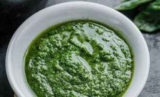 La salsa pesto segons la recepta clàssica està a punt! Bona gana!