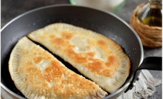 Coloque os produtos semiacabados em uma frigideira com óleo vegetal quente e frite por 2 a 3 minutos de cada lado.