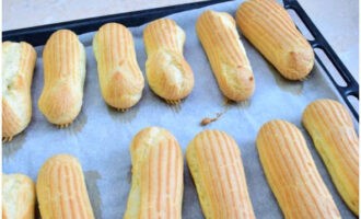 Cuire au four 30 minutes à 180°. Puis, à l'aide d'une seringue à pâtisserie, remplissez de crème épaisse.