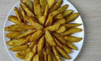 Coloque bellamente las papas terminadas en un plato común.