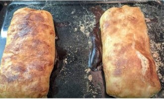 Sirva los strudels de hojaldre con manzanas horneadas según la receta clásica en la mesa calientes, cortados en porciones. Si lo deseas, puedes espolvorearlos con azúcar glass. ¡Buen provecho!