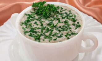 Sopp champignonsuppe er klar! Fyll terrinene med aromatisk suppe. Dryss over hakket dill om ønskelig. God appetitt!