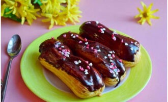 Les éclairs classiques sont prêts à la maison. Décorez le dessert et servez !