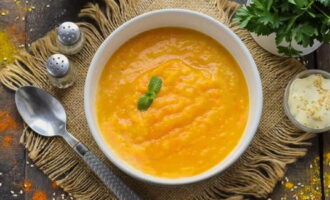 La classica zuppa di purea di zucca è pronta. Servire in tavola!