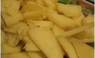 Descasque as batatas e corte-as da mesma forma que os outros vegetais.