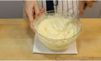 A l'aide d'un fouet, pétrir la pâte jusqu'à obtenir une texture homogène. La consistance doit ressembler à celle d’une pâte à crêpes.