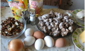 Comment préparer une délicieuse salade aux champignons ? Tous les ingrédients nécessaires à la salade sont répertoriés et vous pouvez les voir sur la photo.