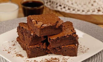 El clásico brownie de chocolate casero está listo. ¡Ayudar a sí mismo!