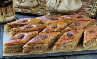 Wir füllen das Dessert auf ein schönes Gericht und servieren es mit Ihren Lieblingsgetränken. Guten Appetit!