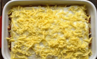 Repetați straturile până când toate ingredientele dispar. Ultimul lucru este sosul bechamel și parmezanul ras.