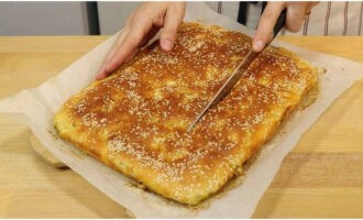 Em seguida, retire a torta assada da forma, deixe esfriar um pouco e corte em porções.