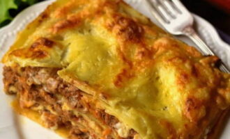 Classic lasagna with minced meat in the oven is ready. Divide into portions and serve!