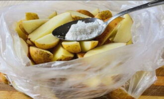 Place the slices in a plastic bag and add salt.