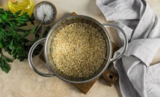 Mettete l'orzo perlato lavato in una casseruola e versatevi 200 ml di acqua bollente. Mettete sul fuoco, coprite con un coperchio e fate cuocere a fuoco basso finché non si sarà ammorbidito. Ci vorranno 1-1,5 ore.