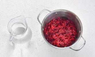 Let the beets cool completely, peel them and grate them on a coarse grater. Place in a saucepan and fill with drinking water.