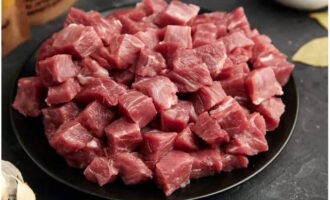 Rinse the meat under water and dry it with paper towels. Then cut it into small cubes.