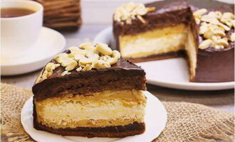 Bánh Snickers tại nhà đã sẵn sàng! Chúng tôi để món tráng miệng trong tủ lạnh trong vài giờ để ngâm, sau đó cắt ra và dọn ra bàn. Thưởng thức trà của bạn! 