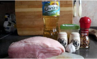 Carnea de porc la cuptor este ușor de preparat acasă. Lista ingredientelor arată o compoziție universală de condimente; dacă doriți, o puteți completa cu alte condimente după gustul dvs. Dacă vă place mâncarea picantă, asigurați-vă că adăugați ardei iute. Muschiul de porc trebuie să fie proaspăt și rece.