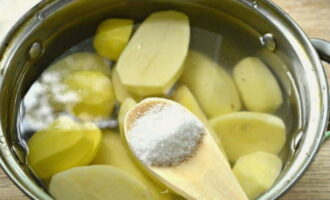 Fügen Sie hier nach Geschmack etwas Salz hinzu. Die Kartoffeln weich kochen. Wir prüfen die Bereitschaft mit einem Messer.