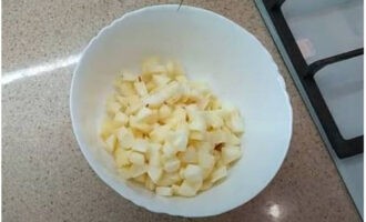 Corta la pulpa de manzana en cubos pequeños y colócala en un recipiente aparte.