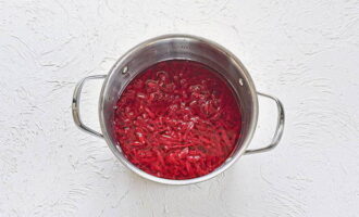 Place the pan with the beets over moderate heat and bring to a boil. Boil for 5 minutes and then let cool completely. Then put it in the refrigerator for 1 hour.