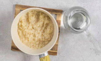 Mettete il riso lavato in una casseruola. Riempire con acqua. Il rapporto tra riso e acqua è 1:2.